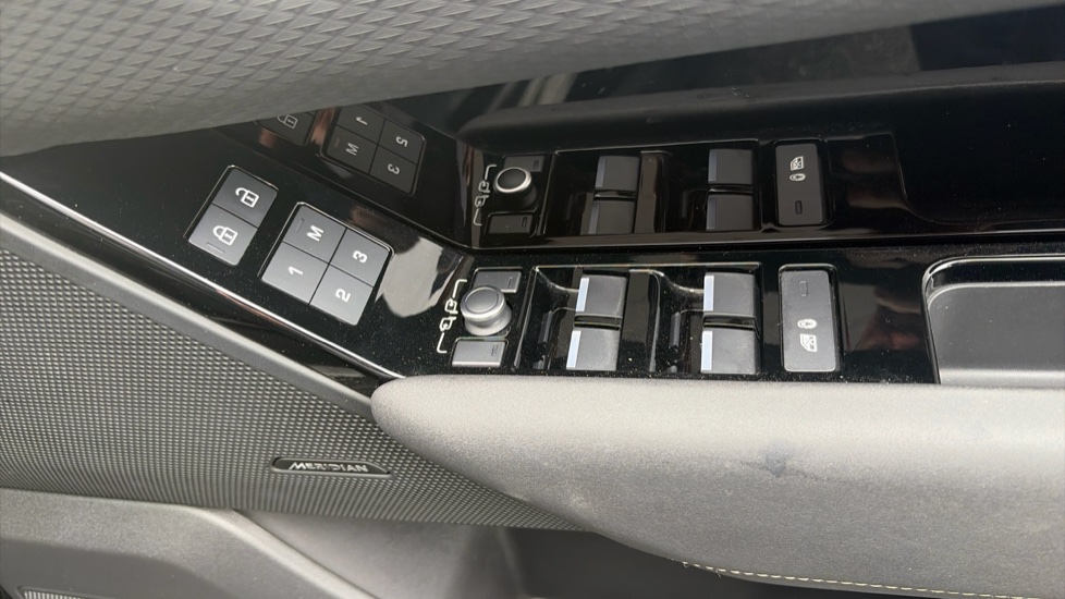 Land Rover Range Rover Velar 3.0 D300 MHEV R-Dynamic SE 5dr Auto Diesel Estate - Image 26