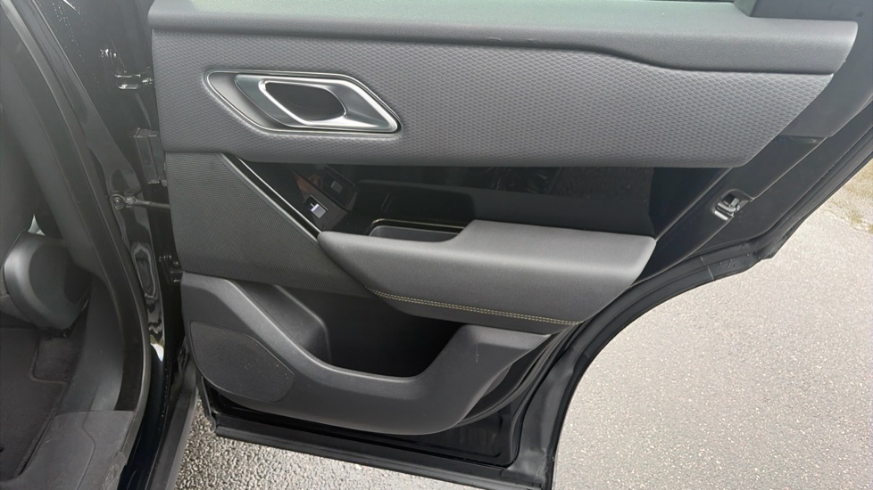 Land Rover Range Rover Velar 3.0 D300 MHEV R-Dynamic SE 5dr Auto Diesel Estate - Image 32