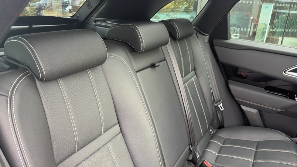 Land Rover Range Rover Velar 3.0 D300 MHEV R-Dynamic SE 5dr Auto Diesel Estate - Image 34