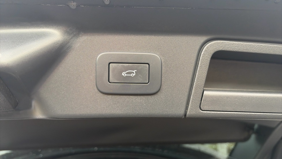 Land Rover Range Rover Velar 3.0 D300 MHEV R-Dynamic SE 5dr Auto Diesel Estate - Image 42