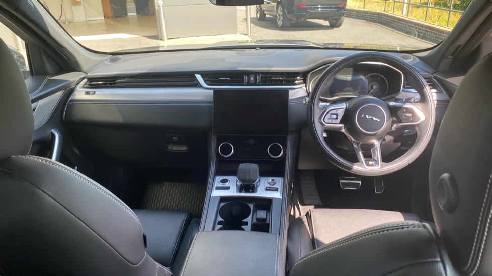 Jaguar F-Pace 2.0 D200 R-Dynamic SE 5dr Auto AWD Diesel Estate - Image 9