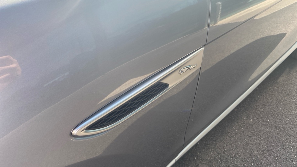 Jaguar F-Pace 2.0 D200 R-Dynamic SE 5dr Auto AWD Diesel Estate - Image 21