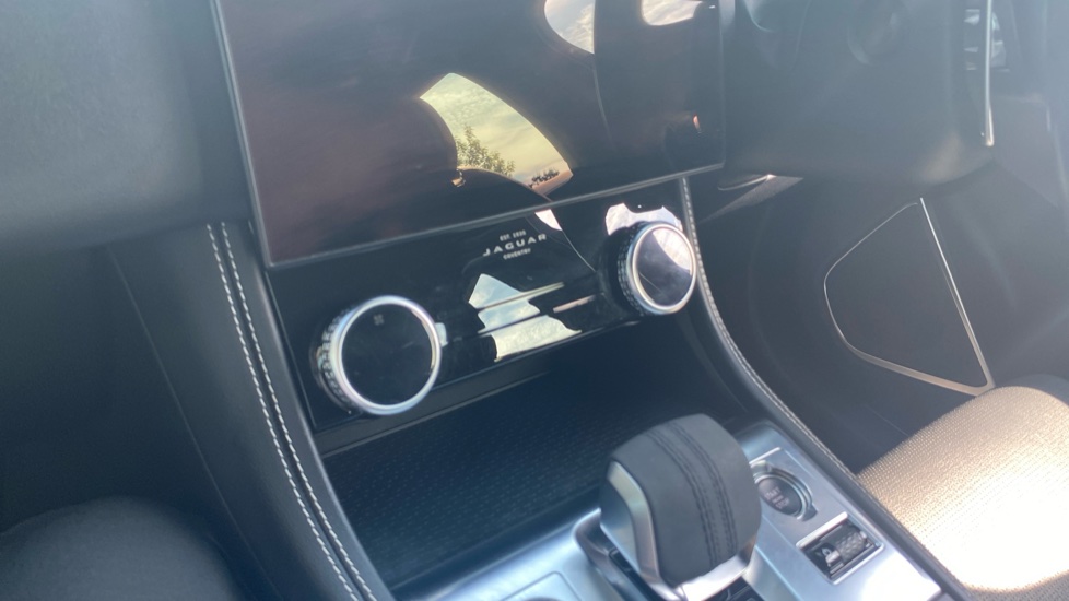 Jaguar F-Pace 2.0 D200 R-Dynamic SE 5dr Auto AWD Diesel Estate - Image 25