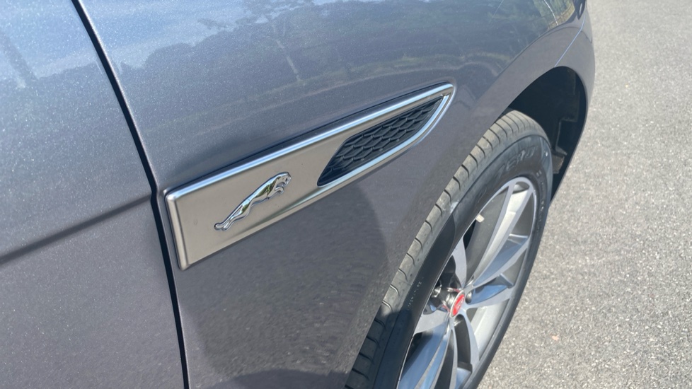 Jaguar F-Pace 2.0 D200 R-Dynamic SE 5dr Auto AWD Diesel Estate - Image 59