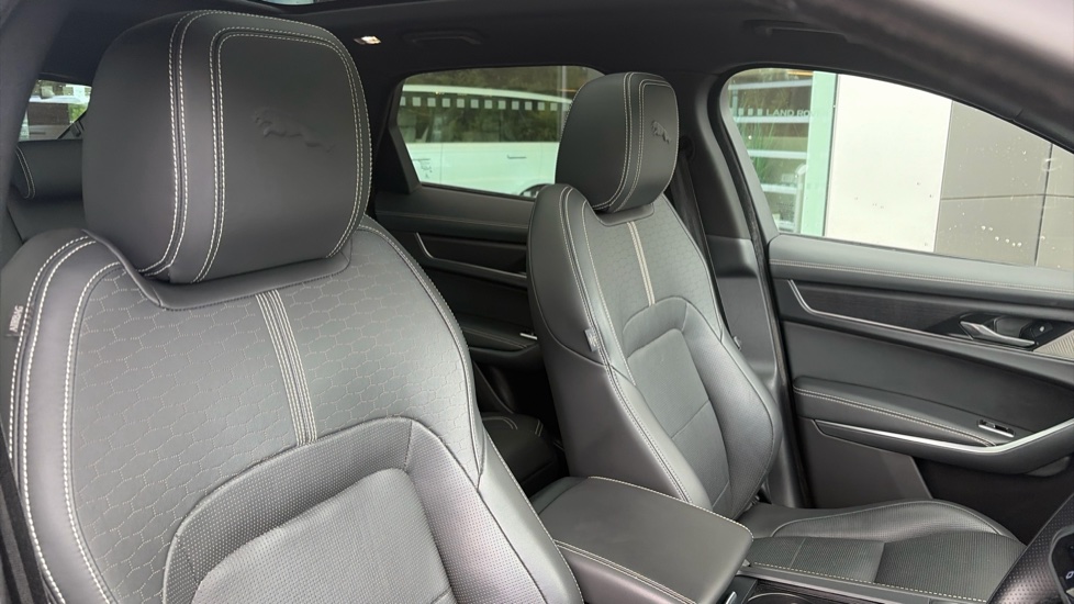 Jaguar F-Pace 2.0 P400e R-Dynamic HSE 5dr Auto AWD Estate - Image 30