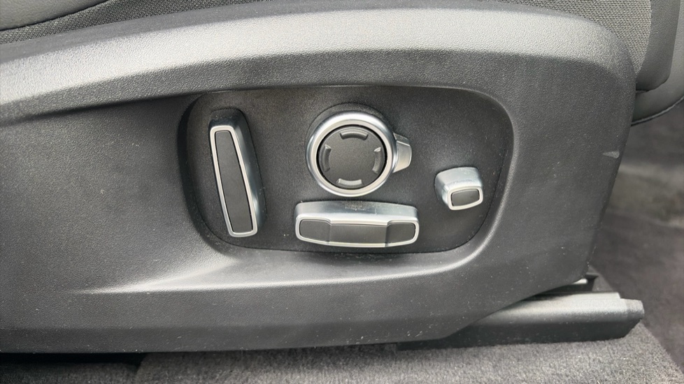 Jaguar F-Pace 2.0 P400e R-Dynamic HSE 5dr Auto AWD Estate - Image 32