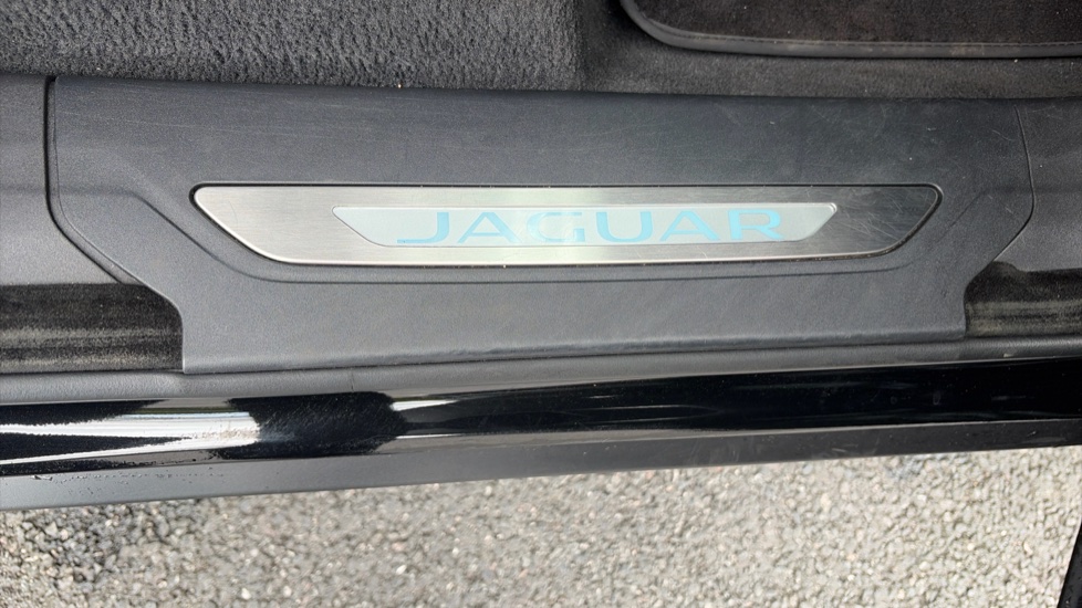 Jaguar F-Pace 2.0 P400e R-Dynamic HSE 5dr Auto AWD Estate - Image 33