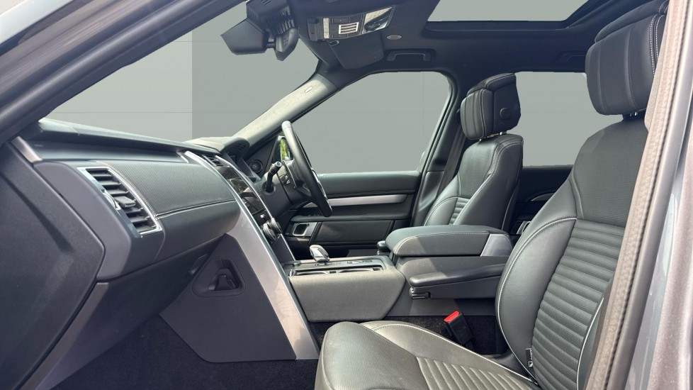 Land Rover Discovery 3.0 D300 Dynamic HSE 5dr Auto Diesel Station Wagon - Image 3