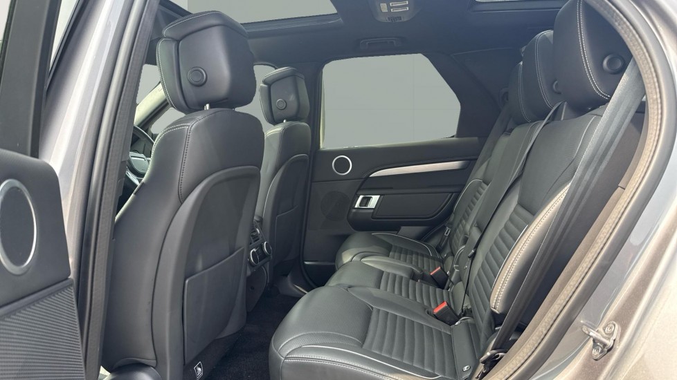 Land Rover Discovery 3.0 D300 Dynamic HSE 5dr Auto Diesel Station Wagon - Image 4