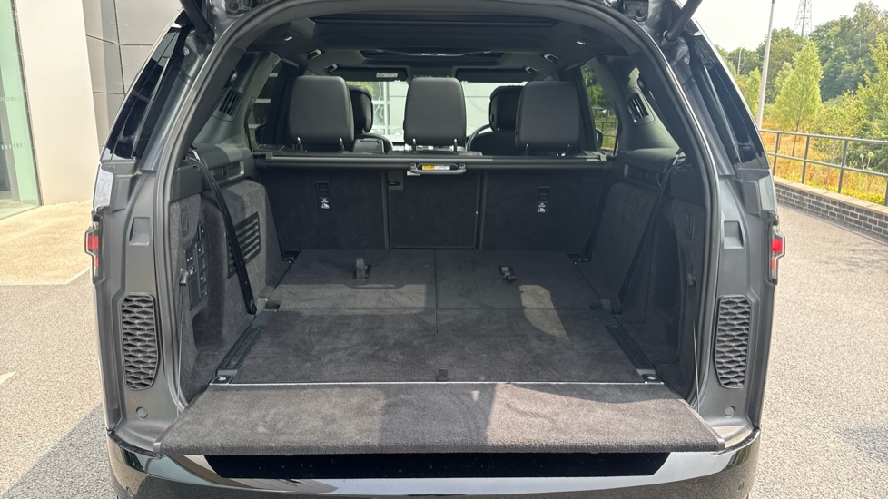 Land Rover Discovery 3.0 D300 Dynamic HSE 5dr Auto Diesel Station Wagon - Image 10