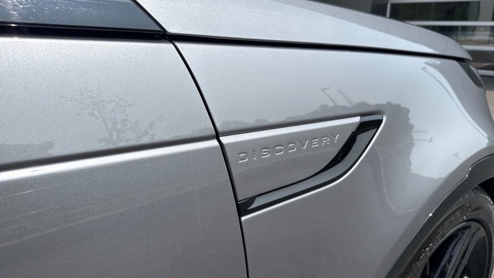 Land Rover Discovery 3.0 D300 Dynamic HSE 5dr Auto Diesel Station Wagon - Image 20