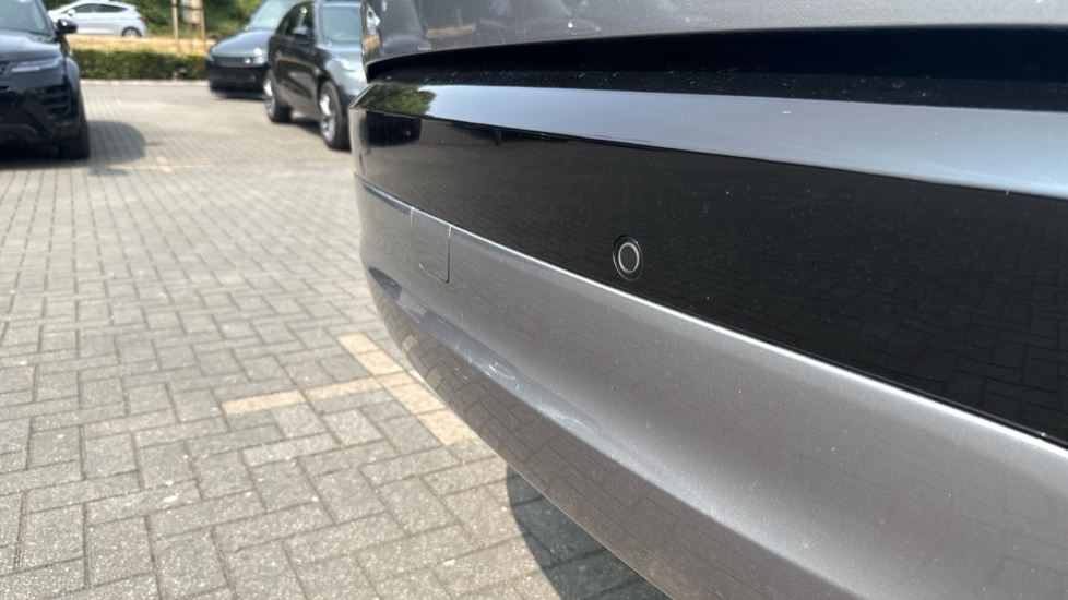 Land Rover Discovery 3.0 D300 Dynamic HSE 5dr Auto Diesel Station Wagon - Image 29