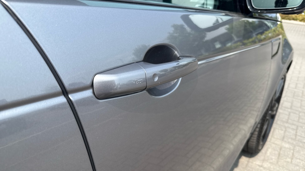Land Rover Discovery 3.0 D300 Dynamic HSE 5dr Auto Diesel Station Wagon - Image 31