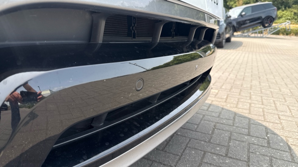 Land Rover Discovery 3.0 D300 Dynamic HSE 5dr Auto Diesel Station Wagon - Image 34