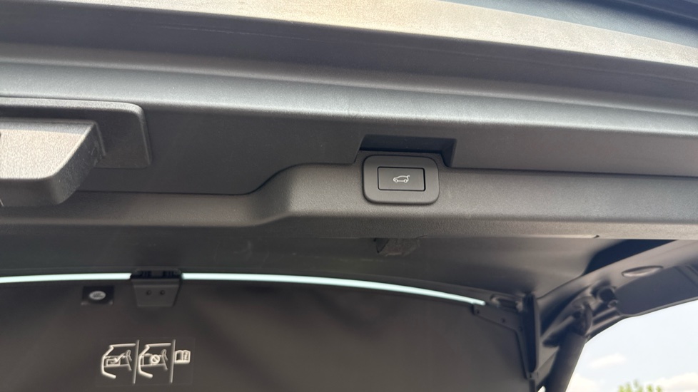 Land Rover Discovery 3.0 D300 Dynamic HSE 5dr Auto Diesel Station Wagon - Image 37
