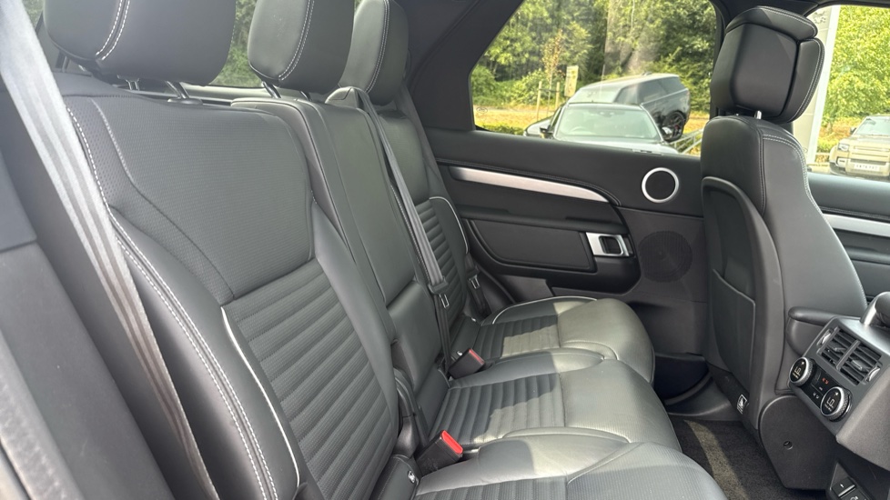 Land Rover Discovery 3.0 D300 Dynamic HSE 5dr Auto Diesel Station Wagon - Image 40