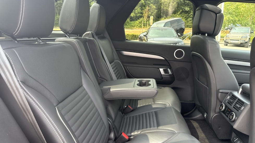 Land Rover Discovery 3.0 D300 Dynamic HSE 5dr Auto Diesel Station Wagon - Image 41