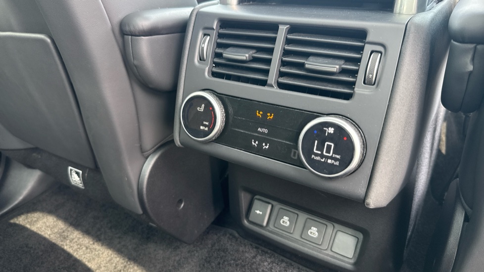 Land Rover Discovery 3.0 D300 Dynamic HSE 5dr Auto Diesel Station Wagon - Image 42