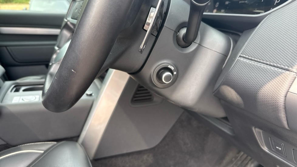 Land Rover Discovery 3.0 D300 Dynamic HSE 5dr Auto Diesel Station Wagon - Image 48