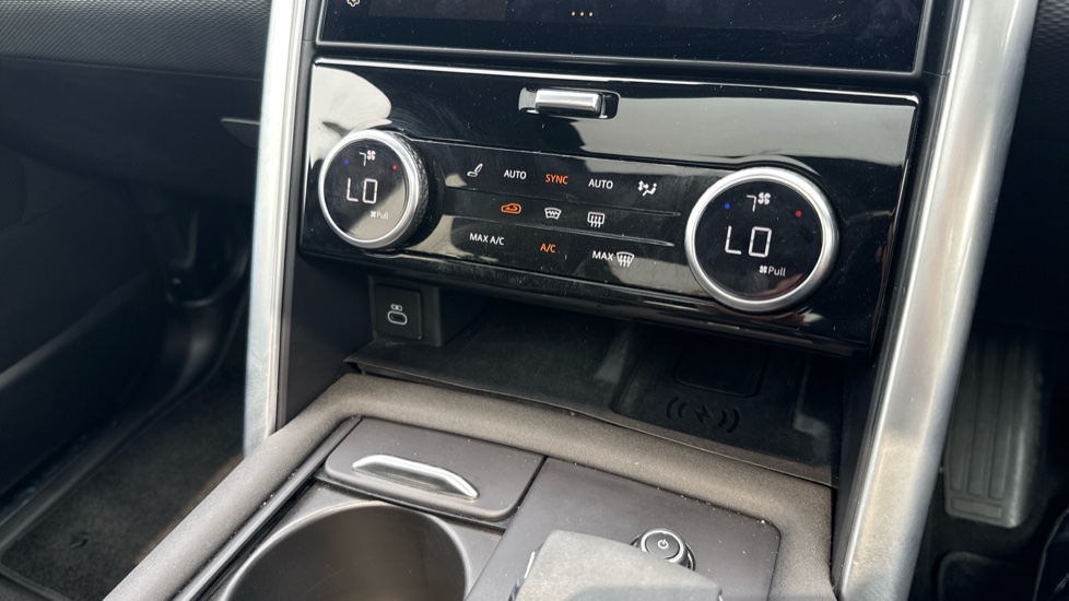 Land Rover Discovery 3.0 D300 Dynamic HSE 5dr Auto Diesel Station Wagon - Image 65