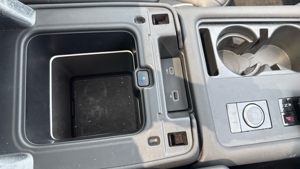 Land Rover Discovery 3.0 D300 Dynamic HSE 5dr Auto Diesel Station Wagon - Image 67