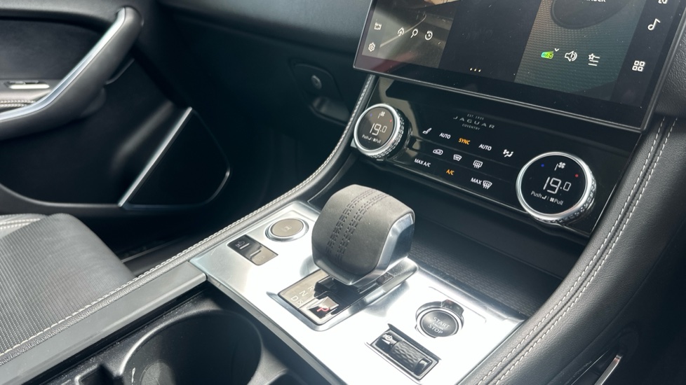 Jaguar F-Pace 2.0 D200 R-Dynamic HSE 5dr Auto AWD Diesel Estate - Image 13