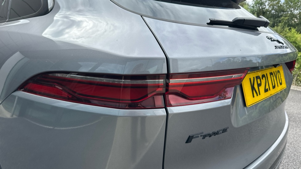 Jaguar F-Pace 2.0 D200 R-Dynamic HSE 5dr Auto AWD Diesel Estate - Image 19