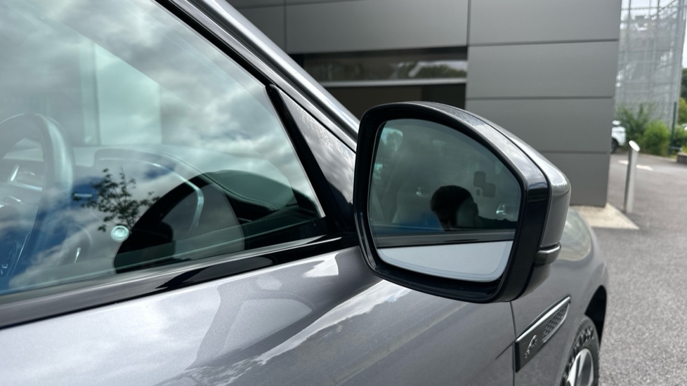 Jaguar F-Pace 2.0 D200 R-Dynamic HSE 5dr Auto AWD Diesel Estate - Image 30