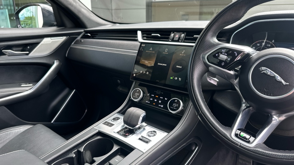 Jaguar F-Pace 2.0 D200 R-Dynamic HSE 5dr Auto AWD Diesel Estate - Image 34