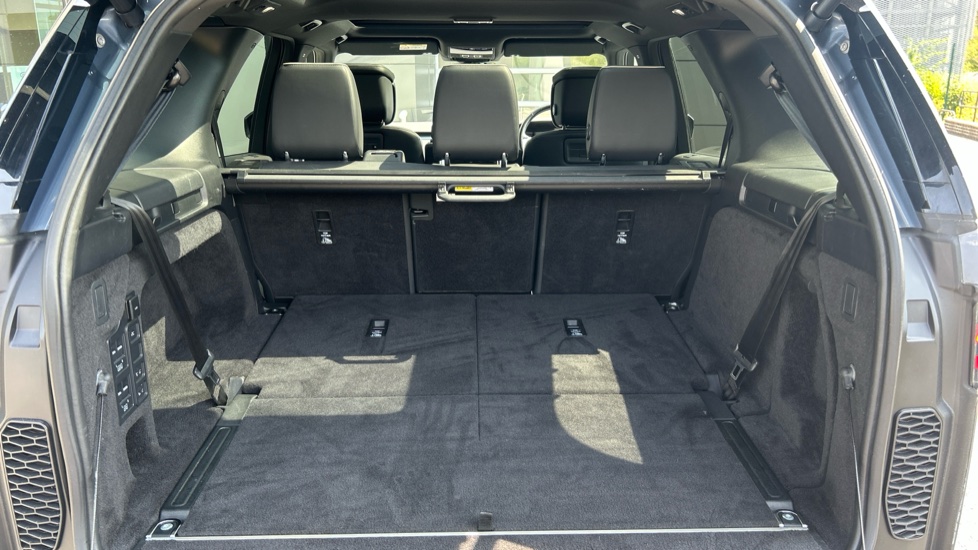 Land Rover Discovery 3.0 D300 R-Dynamic HSE 5dr Auto Diesel Station Wagon - Image 10