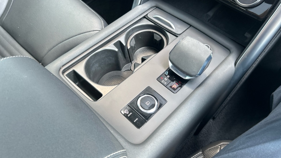 Land Rover Discovery 3.0 D300 R-Dynamic HSE 5dr Auto Diesel Station Wagon - Image 13