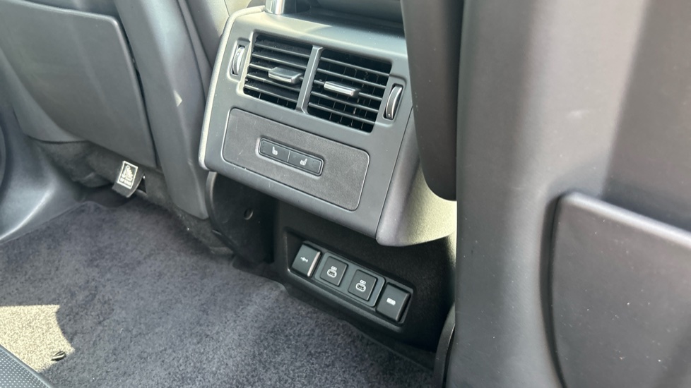 Land Rover Discovery 3.0 D300 R-Dynamic HSE 5dr Auto Diesel Station Wagon - Image 18