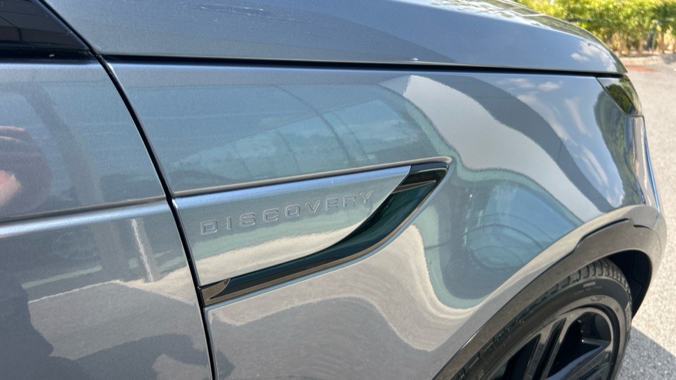 Land Rover Discovery 3.0 D300 R-Dynamic HSE 5dr Auto Diesel Station Wagon - Image 23