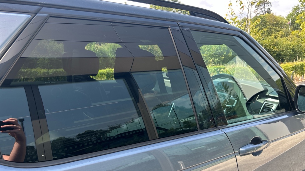 Land Rover Discovery 3.0 D300 R-Dynamic HSE 5dr Auto Diesel Station Wagon - Image 26