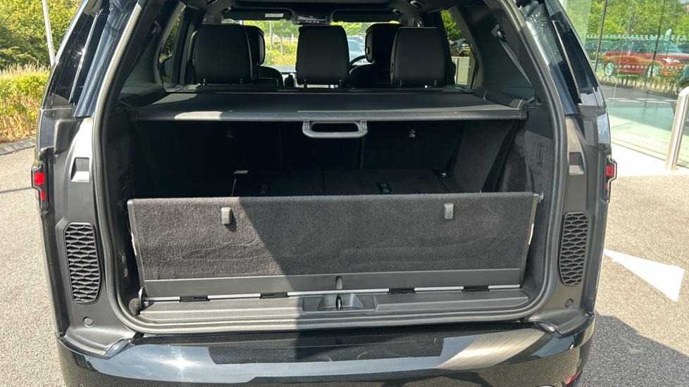 Land Rover Discovery 3.0 D300 R-Dynamic HSE 5dr Auto Diesel Station Wagon - Image 30