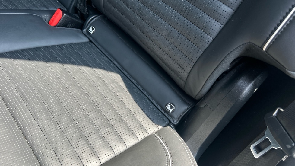 Land Rover Discovery 3.0 D300 R-Dynamic HSE 5dr Auto Diesel Station Wagon - Image 33