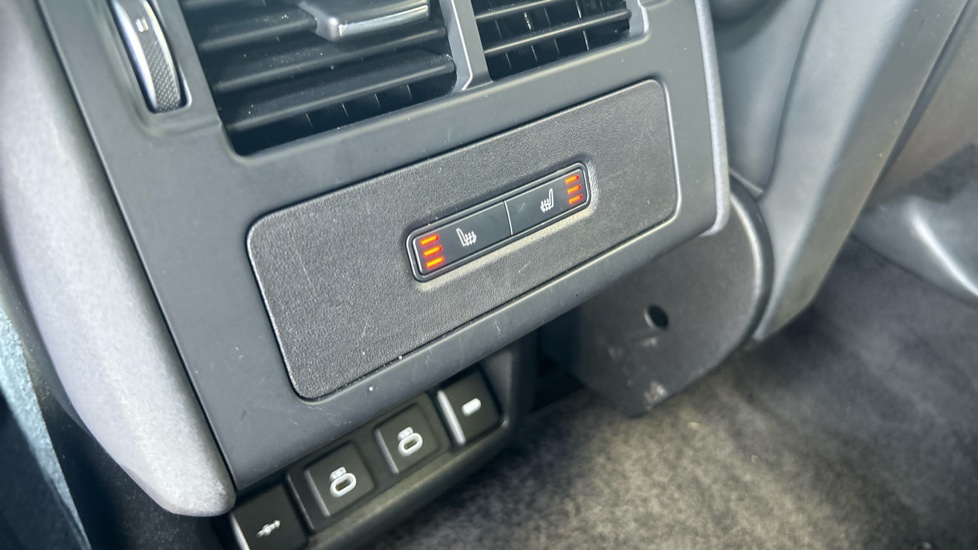 Land Rover Discovery 3.0 D300 R-Dynamic HSE 5dr Auto Diesel Station Wagon - Image 35