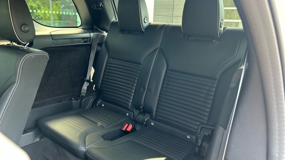 Land Rover Discovery 3.0 D300 R-Dynamic HSE 5dr Auto Diesel Station Wagon - Image 37