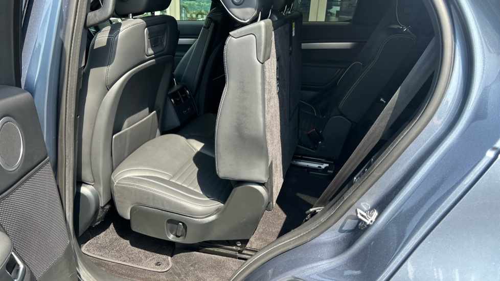 Land Rover Discovery 3.0 D300 R-Dynamic HSE 5dr Auto Diesel Station Wagon - Image 38