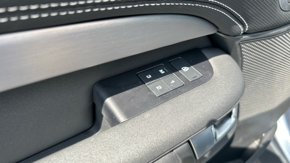Land Rover Discovery 3.0 D300 R-Dynamic HSE 5dr Auto Diesel Station Wagon - Image 44
