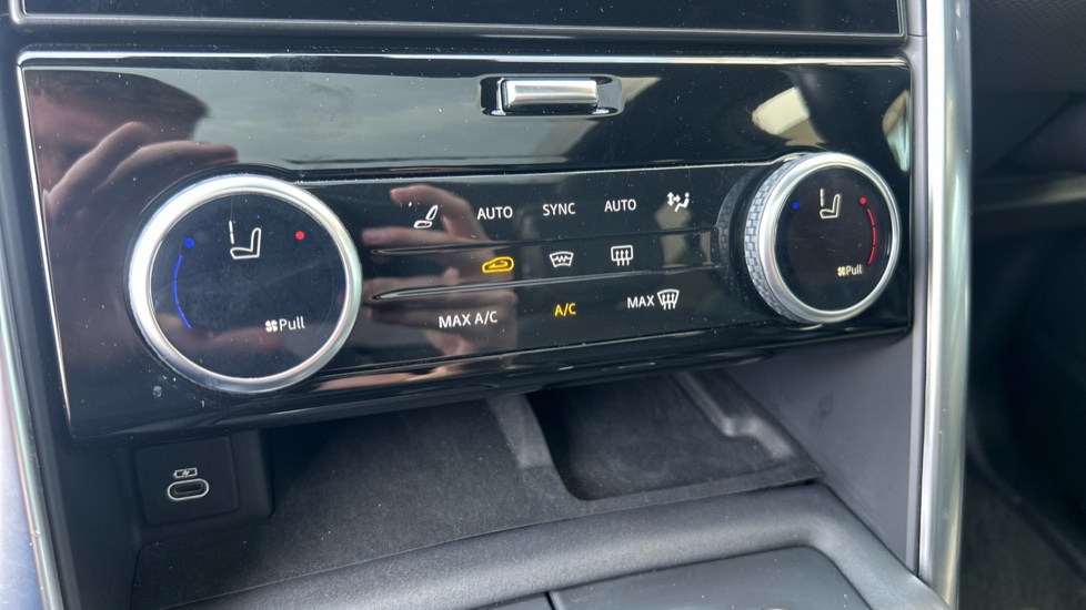 Land Rover Discovery 3.0 D300 R-Dynamic HSE 5dr Auto Diesel Station Wagon - Image 53