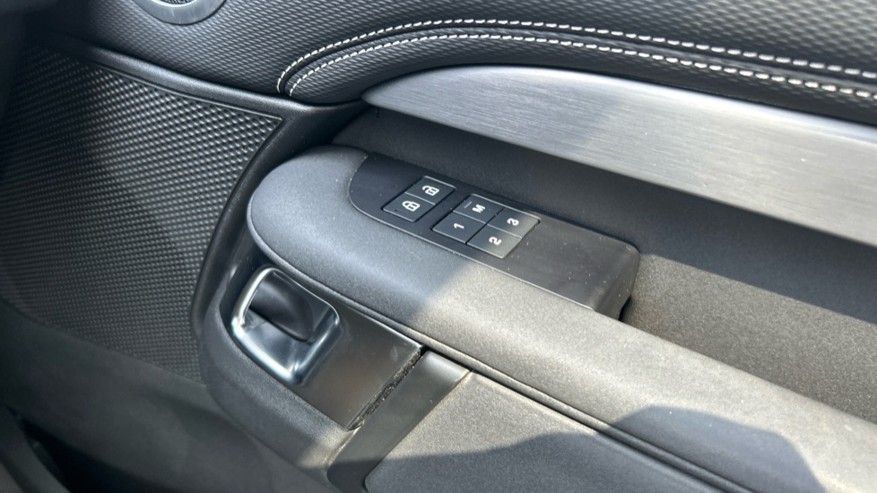 Land Rover Discovery 3.0 D300 R-Dynamic HSE 5dr Auto Diesel Station Wagon - Image 63