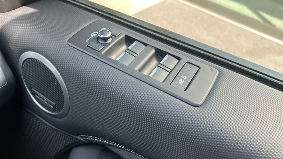Land Rover Discovery 3.0 D300 R-Dynamic HSE 5dr Auto Diesel Station Wagon - Image 64