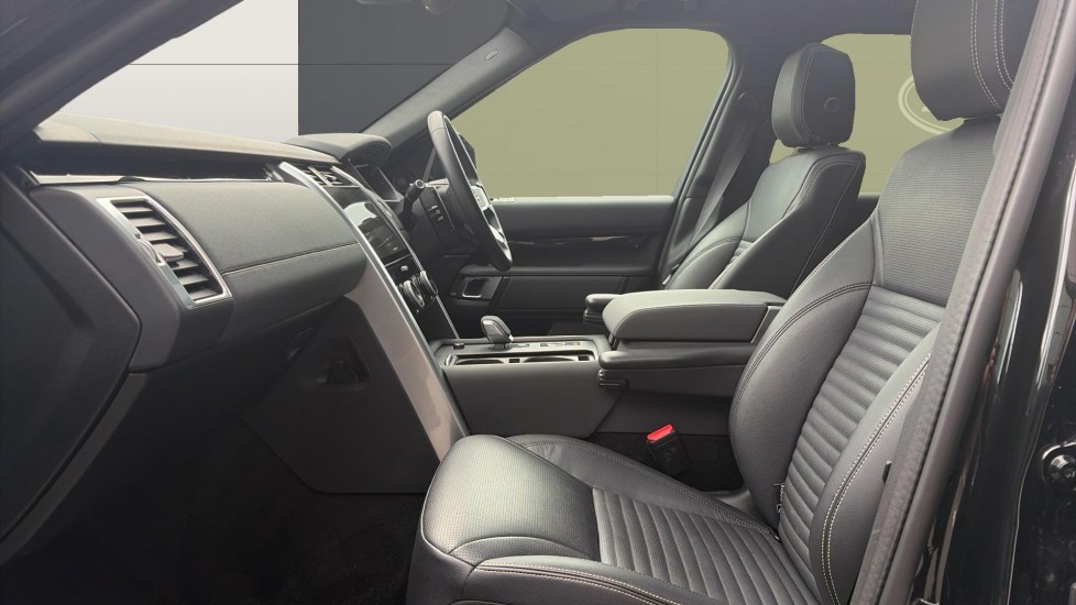 Land Rover Discovery 3.0 D350 S 5dr Auto Diesel Station Wagon - Image 3