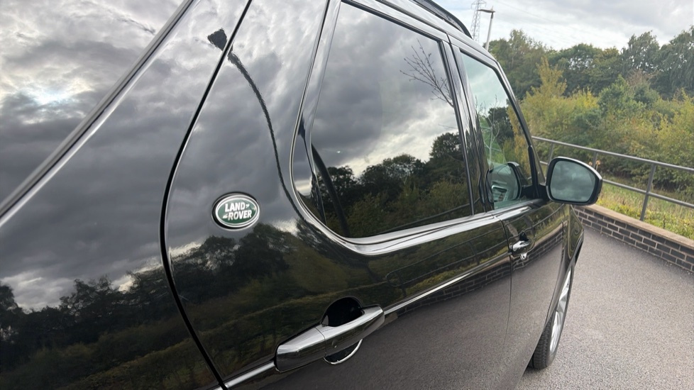 Land Rover Discovery 3.0 D350 S 5dr Auto Diesel Station Wagon - Image 23
