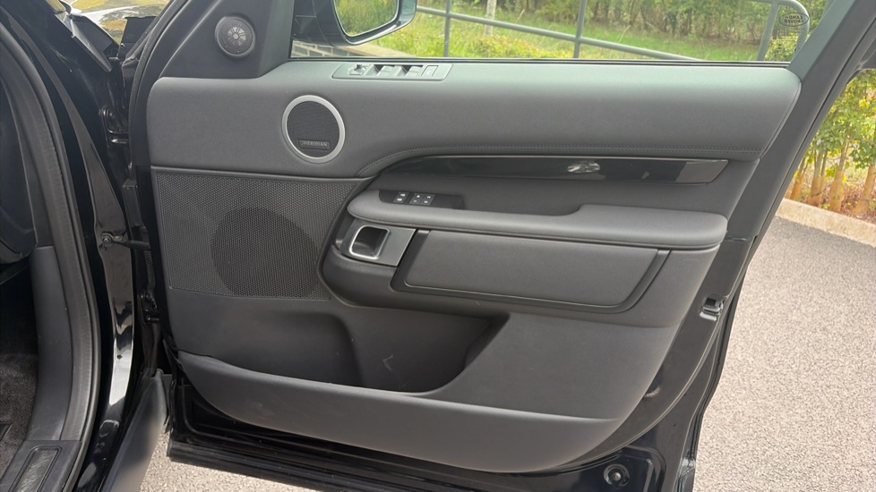Land Rover Discovery 3.0 D350 S 5dr Auto Diesel Station Wagon - Image 25