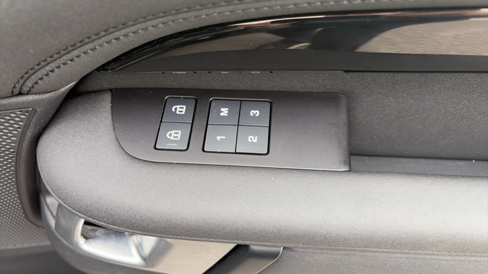 Land Rover Discovery 3.0 D350 S 5dr Auto Diesel Station Wagon - Image 28