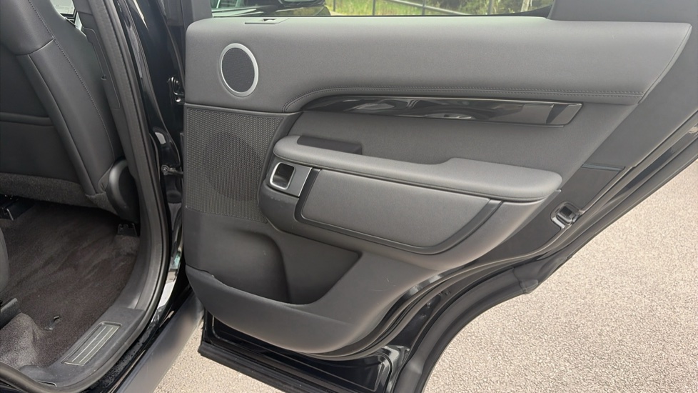 Land Rover Discovery 3.0 D350 S 5dr Auto Diesel Station Wagon - Image 32