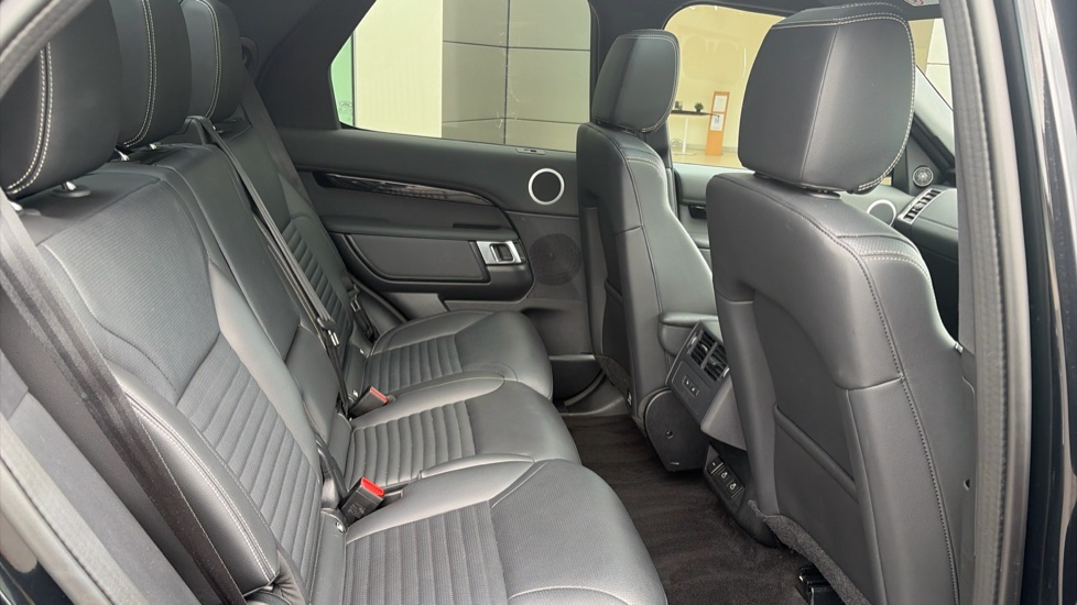 Land Rover Discovery 3.0 D350 S 5dr Auto Diesel Station Wagon - Image 33