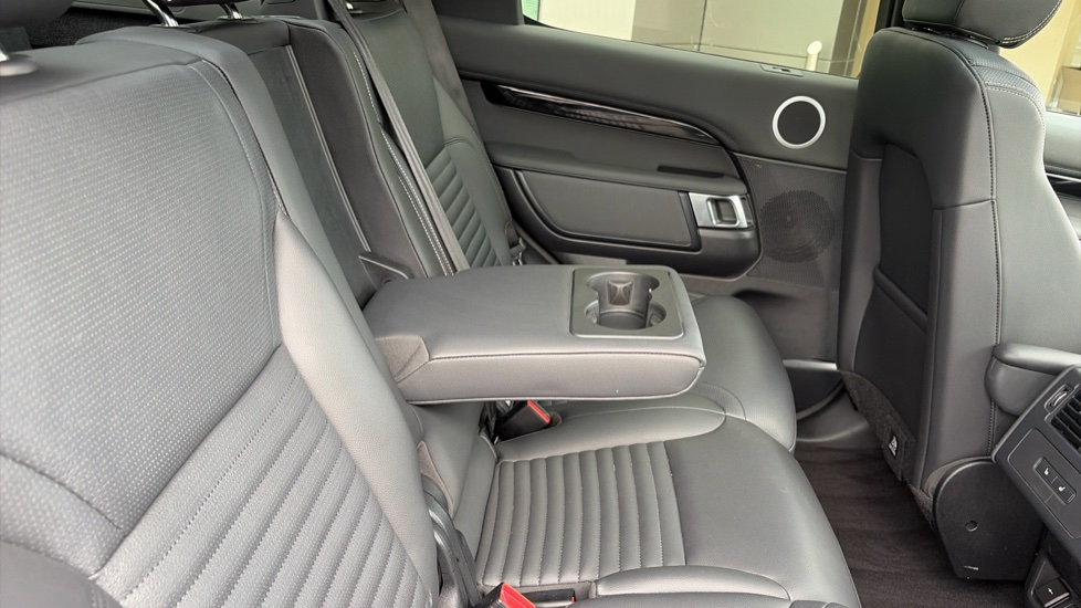 Land Rover Discovery 3.0 D350 S 5dr Auto Diesel Station Wagon - Image 35